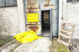 Bezprawnie przebywali na zamkniętym terenie w Imielinie. Podczas interwencji uciekł na dach. Potrzebny był negocjator