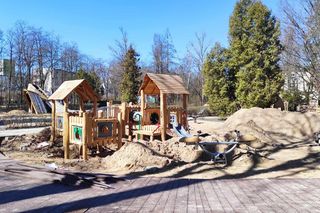 Dzieci będą miały nowe miejsce do zabawy. W Białymstoku powstaje piękny plac zabaw