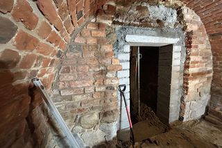 Co kryje tajemnicza krypta w klasztorze w Kazimierzu Biskupim