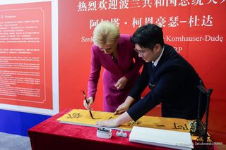 Ale numer! Agata Duda zaczęła pisać po chińsku [ZDJĘCIA]