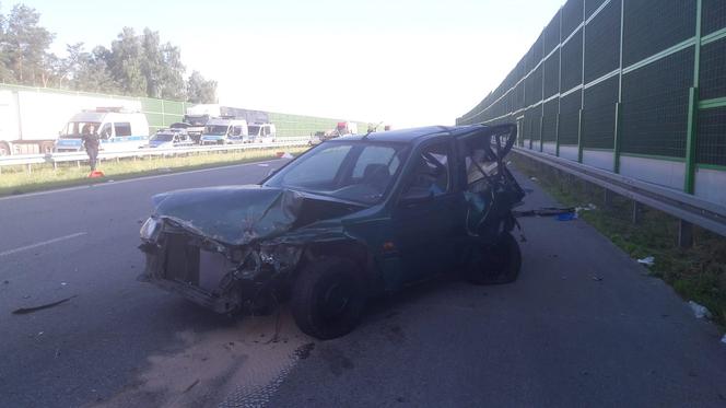 TRAGICZNY wypadek na A1. Kierowcę WYRZUCIŁO z auta, drugie DACHOWAŁO. Sprawca UCIEKŁ pozostawiajac samochód