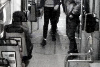 W tramwaju okradli jednego z pasażerów. Rozpoznajesz ich? [ZDJĘCIA I WIDEO Z MONITORINGU]