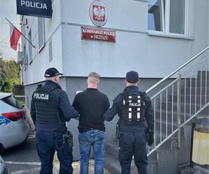 36-latek zaatakował przypadkowych klientów i interweniujących policjantów