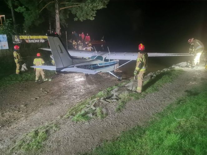 Awionetka runęła do jeziora międzybrodzkiego w Żywcu. Pilot uratowany, awionetka również
