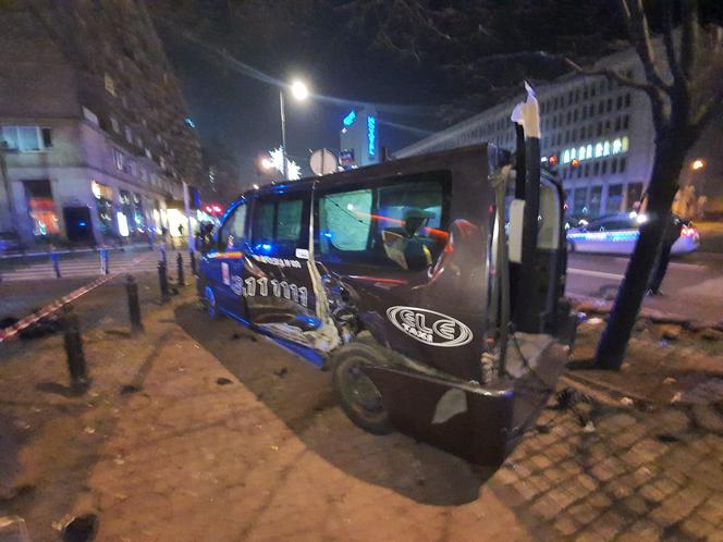 Zderzenie BMW z taksówką na Marszałkowskiej