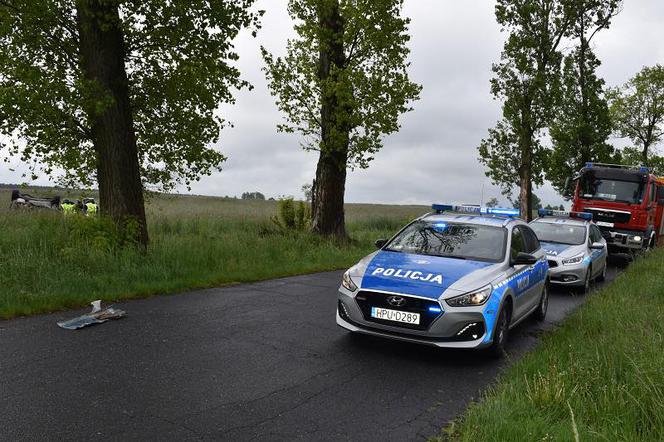 Kozłowo: Mercedes UDERZYŁ w drzewo! NIE ŻYJE 28-latek, który WYPADŁ z pojazdu!