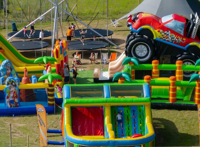 Nowa atrakcja dla dzieci pod Bydgoszczą. Na plaży w Pieczyskach wyrośnie park dmuchańców! Kiedy otwarcie? 
