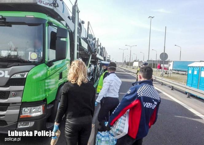 ORLEN rozdaje napoje i jedzenie kierowcom, którzy utknęli w korkach na granicy