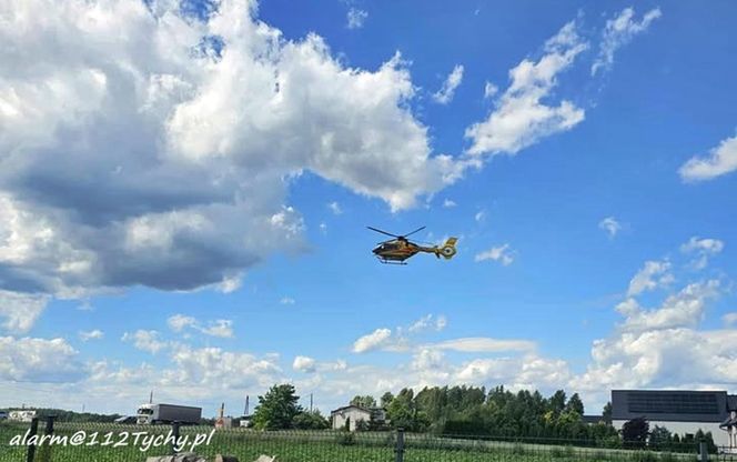 Wypadek w Chełmie Śląskim. Kierowca wjechał pod ciężarówkę