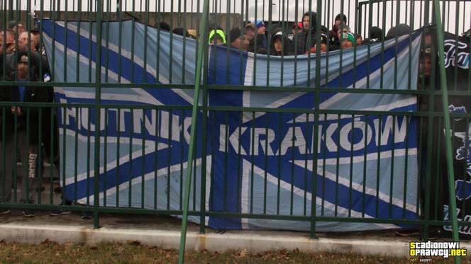 Skandal na meczu. Kibice Hutnika Kraków trzymani... w klatce niczym dzikie zwierzęta