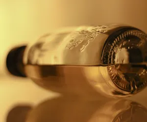 Włamał się do sklepu po alkohol. Na widok policjantów opróżnił pół butelki