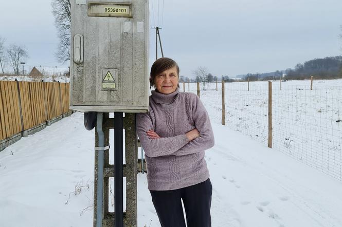 Słup na środku drogi w Starym Kawkowie