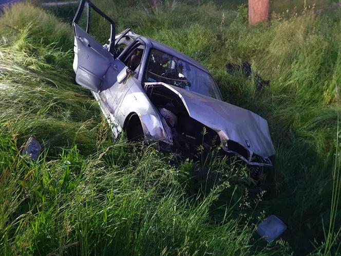 Kożuszki-Kolonia. Jeden 18-latek nie żyje, dwóch zostało rannych! ZDJĘCIA z koszmarnego wypadku bmw na DK nr 92