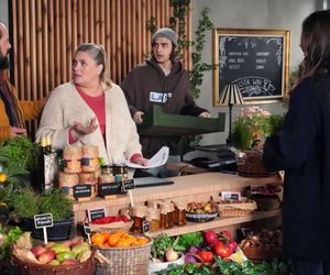 Barwy szczęścia odc. 3233. Romeo (Jacek Tyszkiewicz), Borys (Jakub Wieczorek), Aldona (Elżbieta Romanowska), Regina (Kamila Kamińska)