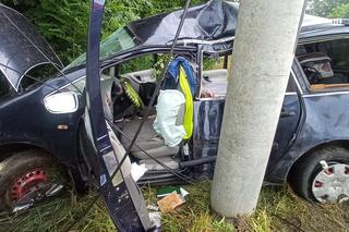 Jechali fordem, huknęli w słup. Dramat, strażacy musieli ich wycinać z wraku