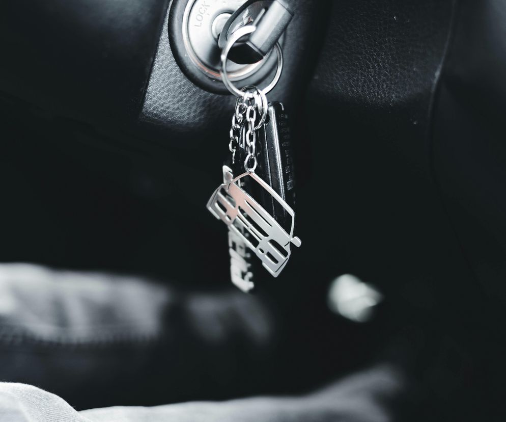 Zatrzasnęła kluczyki w aucie. W środku bylo niemowlę. Policjanci ruszyli na ratunek