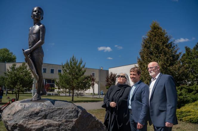 W Bydgoszczy stanął nowy pomnik. Odsłaniali go Magda Umer i Konstanty Przybora 