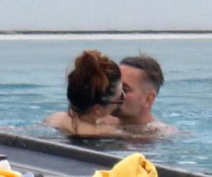 Beata Tadla z mężem w basenie w Sopocie