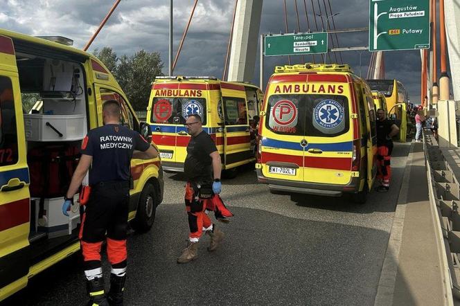 Groźny wypadek na moście Siekierkowskim w Warszawie. Ośmioro dzieci rannych