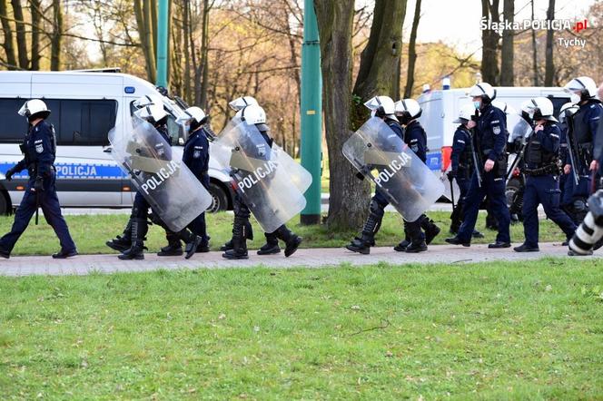 Zadyma pod stadionem GKS-u Tychy. Kibice odpalili race, zareagowała policja. Doszło do przepychanek [ZDJĘCIA, WIDEO]