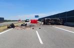 Pickup koziołkował na autostradzie. Straszne skutki zderzenia z busem