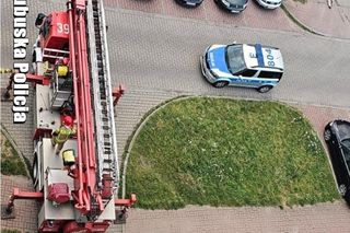Zasłabła na balkonie, pomogli policjanci i strażacy