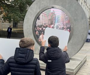 Lublin połączył się z Wielką Brytanią! Portal na Placu Litewskim pokazuje teraz Ipswich