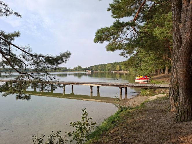 Spokojne wrześniowe popołudnie nad Jeziorem Bialskim w Białce