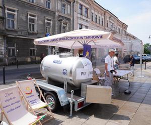 Tarnów walczy z falą upałów. Na ulicach rozdawana jest woda, stanęły również kurtyny wodne