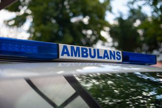 Umierał na oczach przechodniów. Pod jednym ze sklepów w Malborku mężczyzna upadł i dostał drgawek