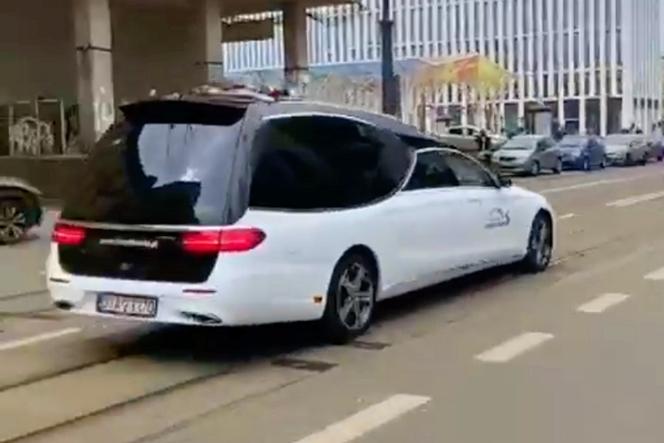 Krzysztof Krawczyk w ostatnią podróż pojechał białym karawanem 