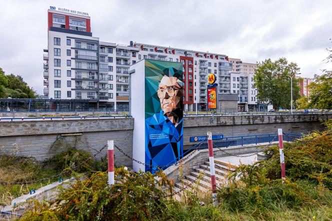 Murale ze sławnymi Polakami przy stacjach metra w Warszawie