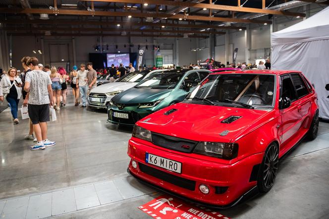 Szybkie samochody, drogowe akrobacje oraz piękne kobiety. Tak było na Tuning Show Expo w Krakowie