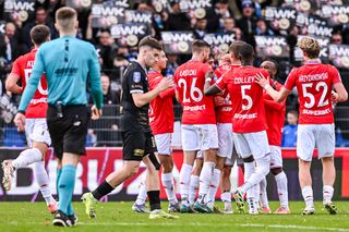 Absolutnie skandaliczna oprawa na derbach Krakowa. W pewnym momencie zaczęło się palić