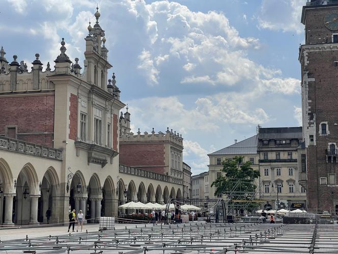 Kontrowersyjna budowa na Rynku Głównym w Krakowie. Mieszkańcy podzieleni
