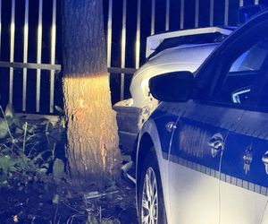 Nocny pościg na Białołęce. Samochodem huknął w drzewo, uciekając zgubił klapki