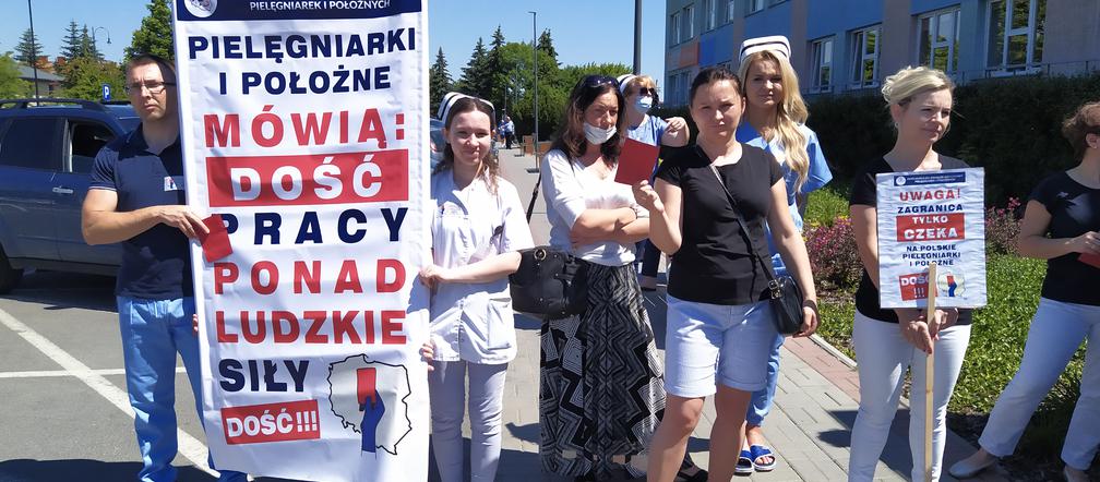 Protest pielęgniarek i położnych pod Mazowieckim Szpitalem Wojewódzkim w Siedlcach - 07.06.2021