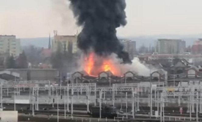 Potężny pożar zabytkowej hali w Gdańsku. Wielka chmura dymu w mieście