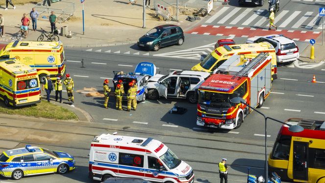 Wypadek radiowozu w Warszawie. Cztery osoby ranne, w tym policjanci