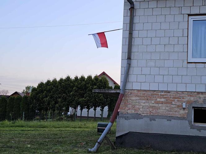 Mieszkąńcy Podkarpacia zaczynaja majówke od wywieszenia flagi