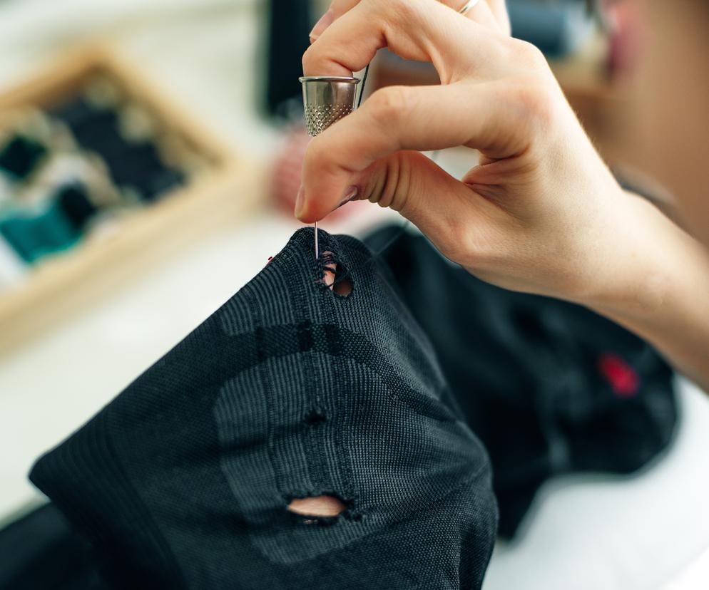 Jak cerować dziury w ubraniach?