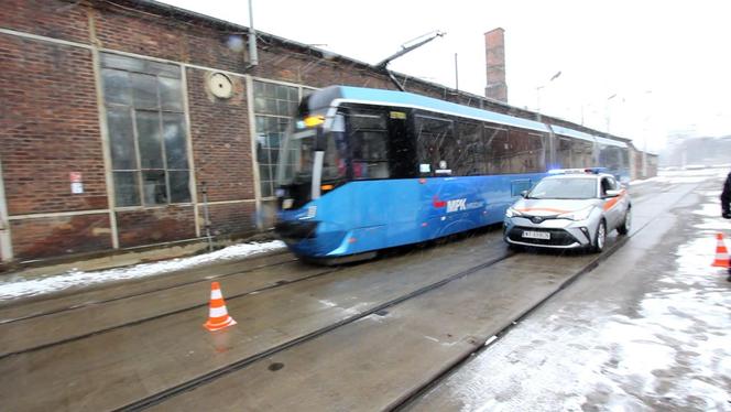 Kierowcy lekceważą ten przepis, wielu nie ma o nim pojęcia. To nagranie pokazuje, czym to grozi