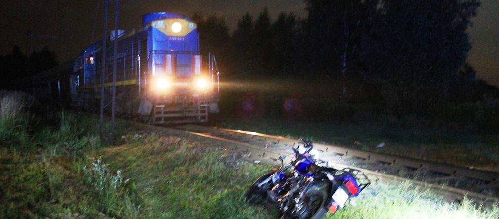 Zderzenie motocyklisty z pociagiem. Ciężko rannego 15-latka zabrał śmigłowiec LPR [ZDJĘCIA]