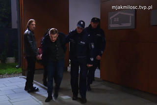 M jak miłość, odcinek 1712: Paweł (Rafał Mroczek), Jasiek (Stanisław Dusza), policja