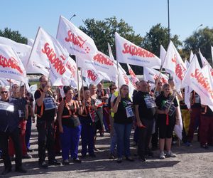 Pikieta pracowników Beko. Pracę straci 1100 osób. „Czujemy się oszukani i sfrustrowani”