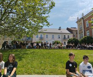 Protest w Tarnowie! Młodzi stanęli w obronie Jana Ryby. Oddajcie nam dyrektora