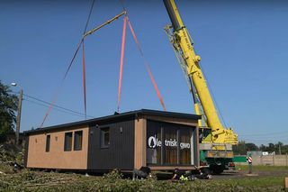 Youtuber Budda usłyszał zarzuty. Powodzianie boją się o pomoc, którą przekazał. To domy kontenerowe [ZDJĘCIA].