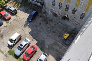 4,5-latka zginęła po upadku z 5. piętra. Leżała naga na ziemi. Nowe fakty ws. tragedii w Sosnowcu	