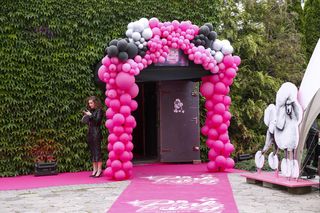 Tylko Drepieński mogła tak wjechać na galę! Golizna w lektyce to dopiero początek