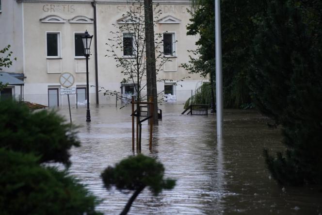 Powódź w powiecie kłodzkim. Jedna osoba utonęła, służby nie mogą dotrzeć do poszkodowanych 